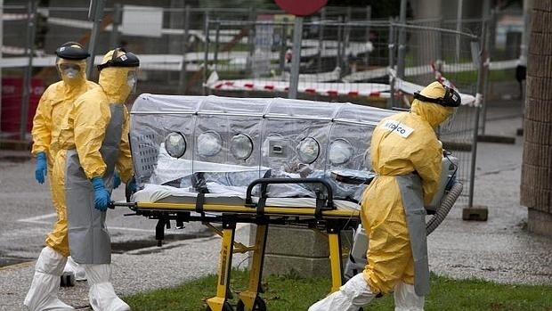 Un paciente sospechoso de padecer ébola es trasladado al hospital