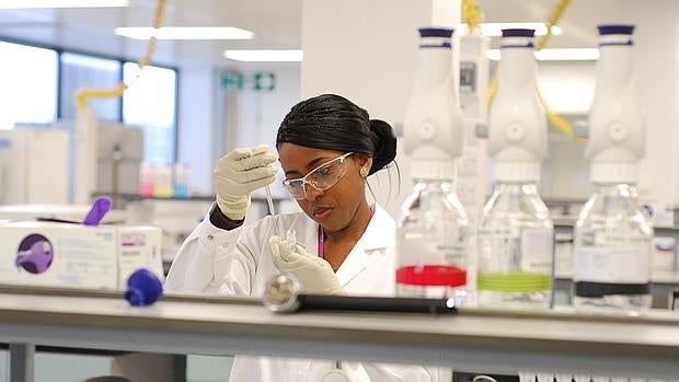 Trabajos en un laboratorio británico con muestras provenientes de atletas