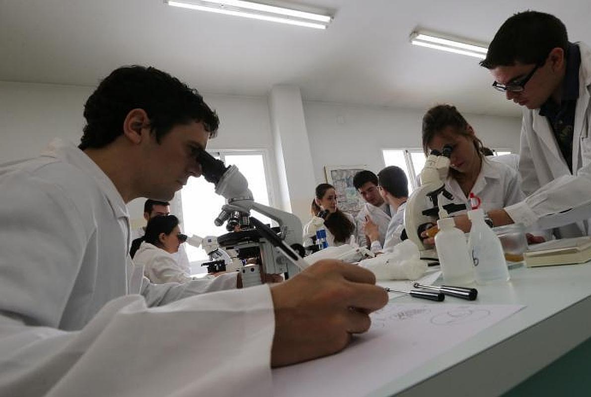 Profesores y alumnos en el laboratorio de Químicas de la Escuela Profesional Javierana