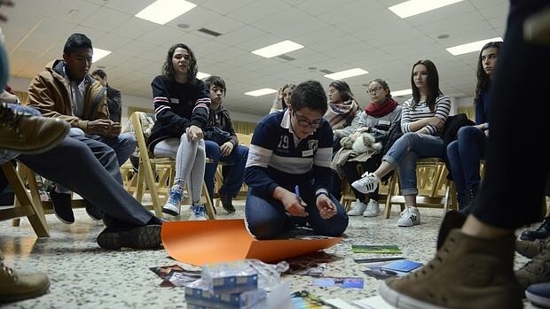 Estudiantes de diferentes institutos de Madrid debaten acerca de sus principales preocupaciones