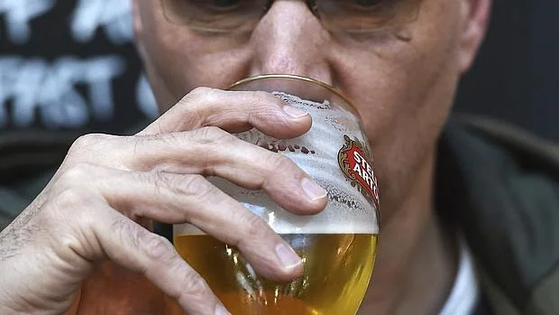 Un hombre se bebe una pinta en un pub en Londres, Reino Unido.