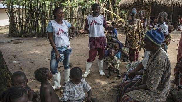 Personal de Médicos Sin Fronteras hablan con supervivientes del ébola en Sierra Leona