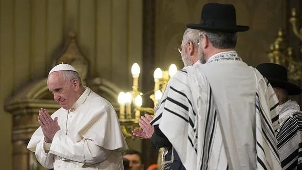 El Papa durante su visita a la Sinagoga de Roma