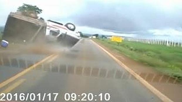 Milagro en Brasil: Diez vueltas de campana y se salvan