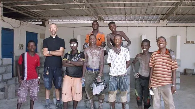 El padre Mark Desser junto a sus alumnos de Formación Profesional en Tadjorurah, al norte de Yibuti