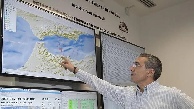 El director del Instituto Andaluz de Geofísica de Granada, José Morales, señala las zonas con mayor y menor intensidad donde se ha sentido el terremoto