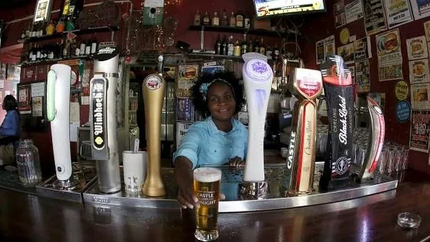 Una joven sudafricana trabajando en un bar