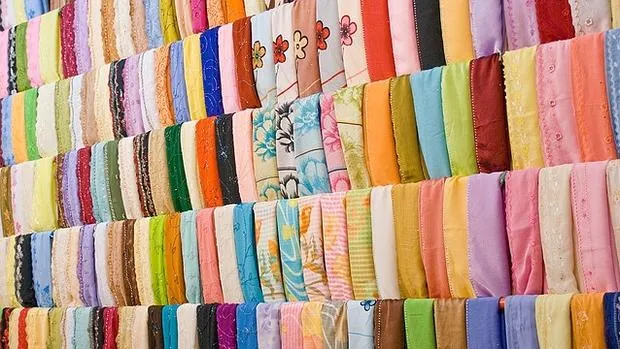 Bufandas colocadas en una tienda