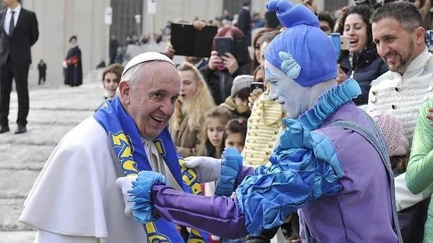 El Papa Francisco conversa con un grupo de artistas circenses durante la audiencia general
