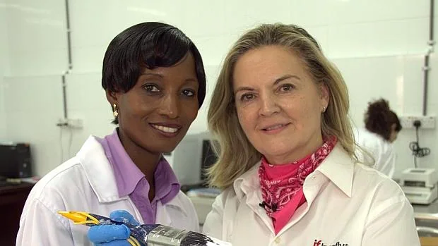 Pilar Mateo, junta a una de sus investigadoras en el fábrica que ha montado en Ghana