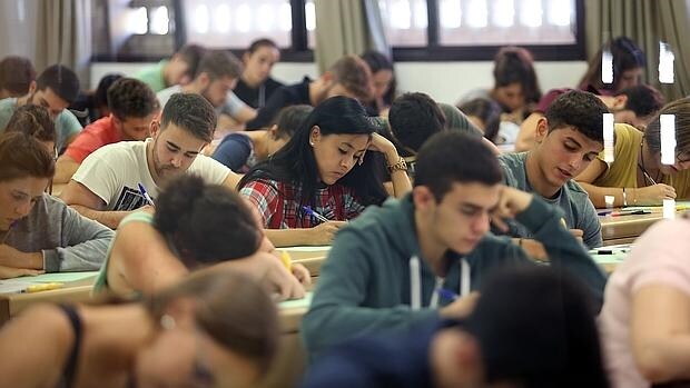 Unos estudiantes realizan un examen en Sevilla