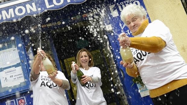 Imagen de archivo de unas celebraciones tras recibir un premio en la lotería