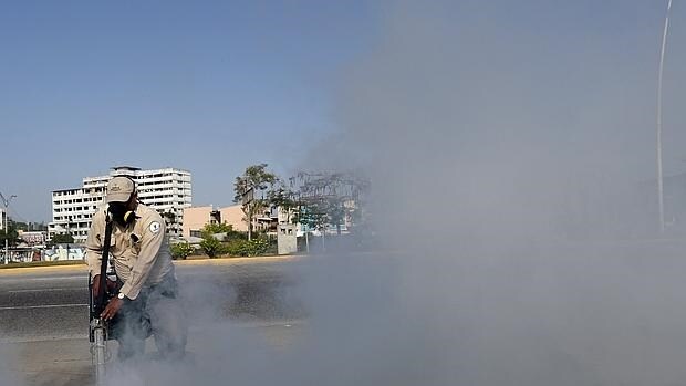 Fumigan en Panamá contra el virus Zika