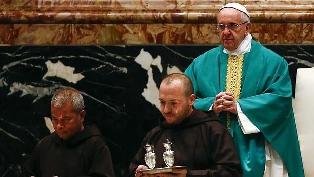 El Papa celebra una misa con los capuchinos en la basílica de San Pedro