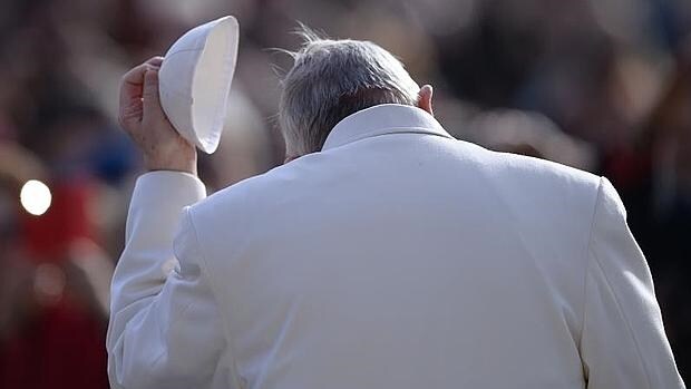 El Papa se quita el solideo en un momento de la audiencia general de este miércoles