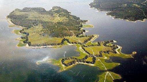 Paraje de Isla de Valdecañas donde se ha construido el complejo de lujo