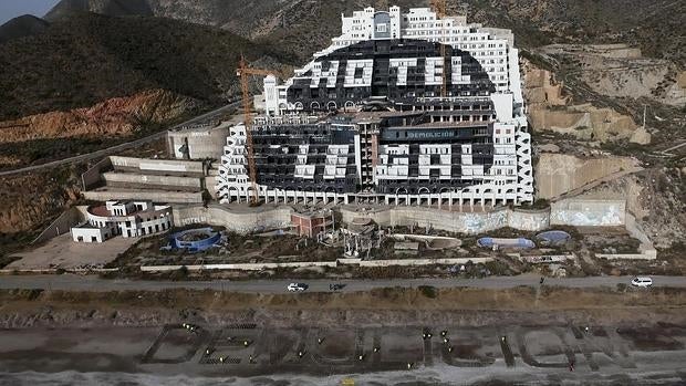 Activistas de Greenpeace pidieron este marte su demolición con una inscripción en la arena de la playa