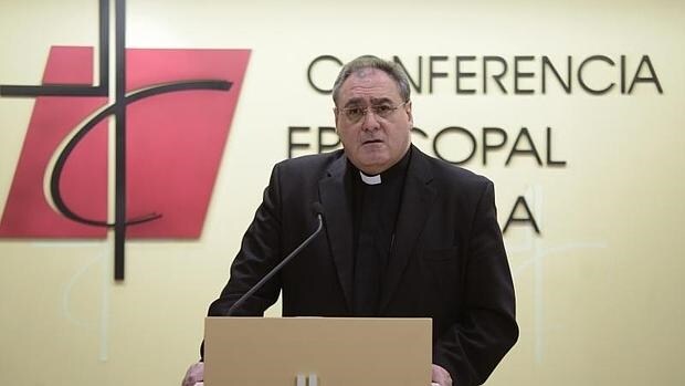 El secretario general de la Conferencia Episcopal, José María Gil Tamayo, ayer en la rueda de prensa