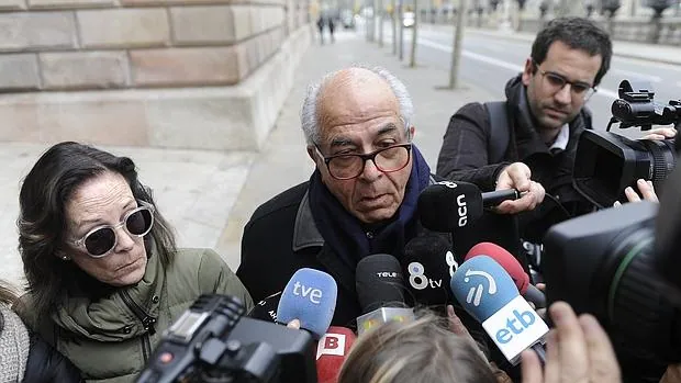El médico Carlos Morín, antes de declarar en la Audiencia de Barcelona por el caso de los abortos ilegales, junto a su mujer, también acusada