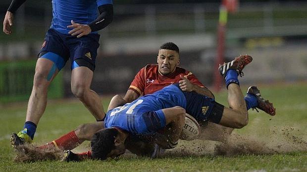 Bloqueo en un partido de rugby entre Francia y Gales