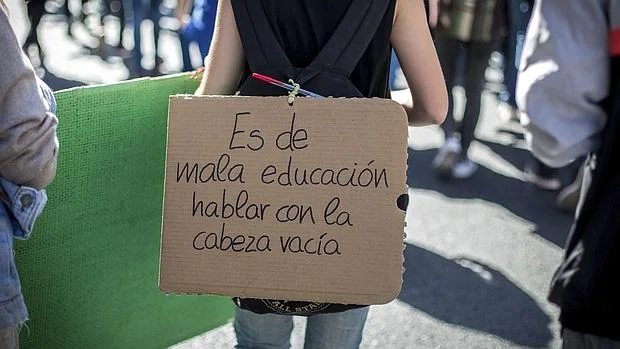 Miles de estudiantes se han manifestado por el centro de Valencia en defensa de la escuela y la universidad públicaS