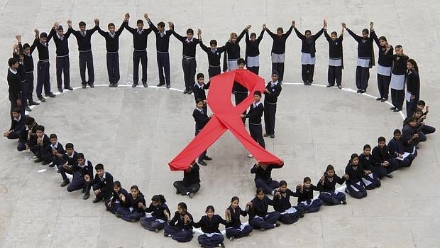 Performance contra el Sida por el día de San Valentín de unos estudiantes indios