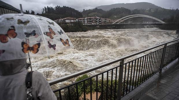 Las fuertes lluvias desbordan el río Cadagua en varios puntos de Vizcaya