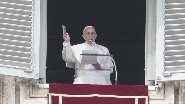 El Papa, en el tercer aniversario de su Pontificado, oficia la misa del Ángelus en la Ciudad del Vaticano, hoy