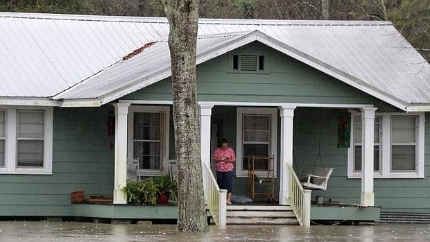 AUna mujer en la puerta de su casa en Bogulusa, Louisiana, afectada por una inundación