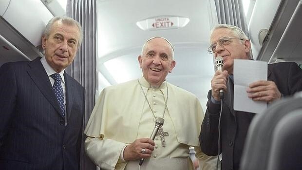 El Papa Francisco, en el avión de vuelta tras su visita a Turquía en noviembre de 2014