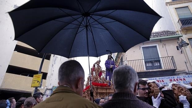 La lluvia deslució ayer el desfile procesional del trono de la Cofradía del Dulce Nombre de Málaga