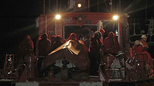 Momento en el que arriba al puerto de Almería la embarcación Salvamar Denébola, de Salvamento Marítimo, con 42 inmigrantes, entre ellos seis mujeres, llegados esta semana en patera a la isla de Alborán