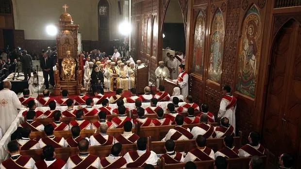 Celebración de la Misa del Gallo dentro de la principal catedral de la Iglesia Copta