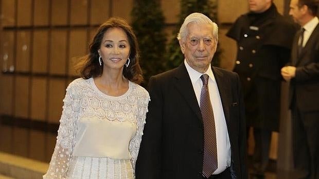 El escritor Mario Vargas Lllos, junto a Isabel Preysler, este lunes a su llegada al hotel Villa Magna de Madrid