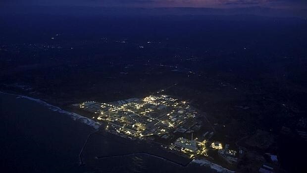 La central de Fukushima Daiichi, iluminada el pasado 10 de marzo