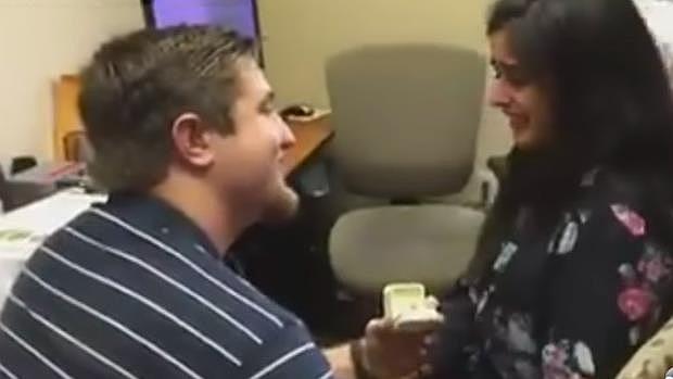 «¿Quieres casarte conmigo?»: las primeras palabras que una mujer sorda pudo escuchar