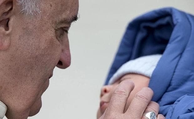 El Papa Francisco bendice a un niño recién nacido durante una audiencia general