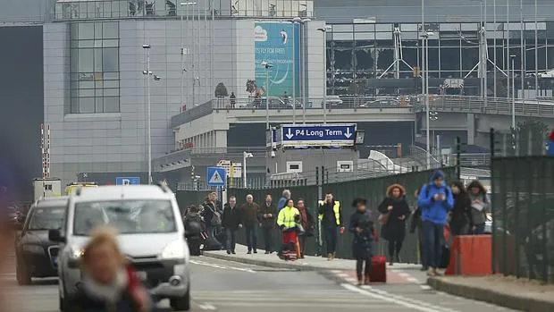 Numerosas personas abandonan el aeropuerto de Zaventem tras las dos explosiones