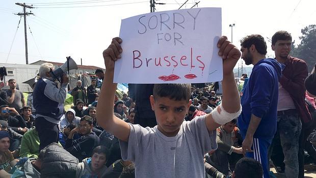 Un niño refugiado se solidariza con Bruselas desde Idomeni: «Sorry»