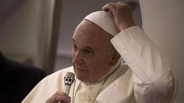 El Papa Francisco se coloca el solideo mientras habla con los periodistas a bordo del vuelo que lo lleva de regreso a Roma tras su visita a Oriente Próximo