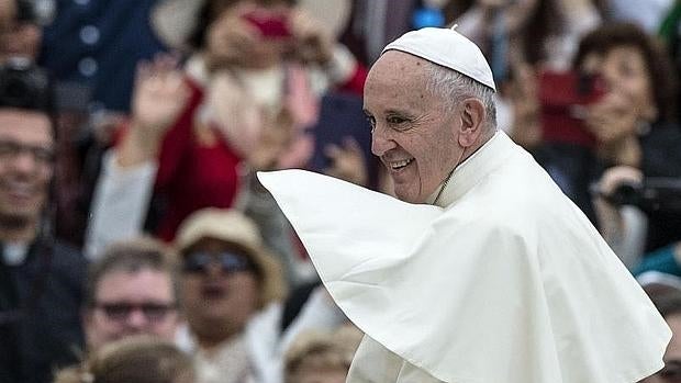 El Papa Francisco saluda a los fieles durante la audiencia general de los miércoles en la plaza de San Pedro