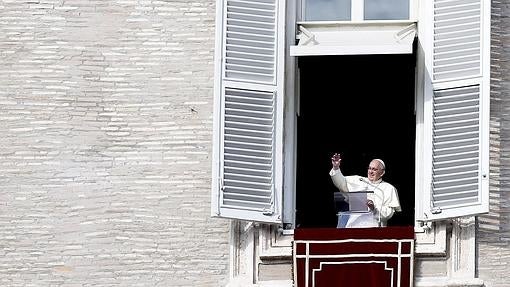 El Papa Francisco bendice a los miles de peregrinos en el rezo del tradicional Ángelus, en el Vaticano