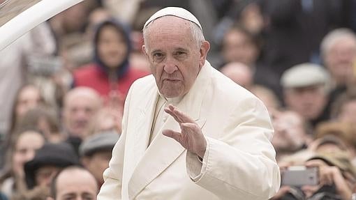 El papa Francisco saluda a su llegada a la Plaza de San Pedro del Vaticano para presidir la audiencia general de los miércoles