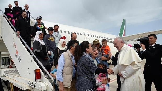 El Papa da la bienvenida a un grupo de refugiados que viajaron con él a Roma