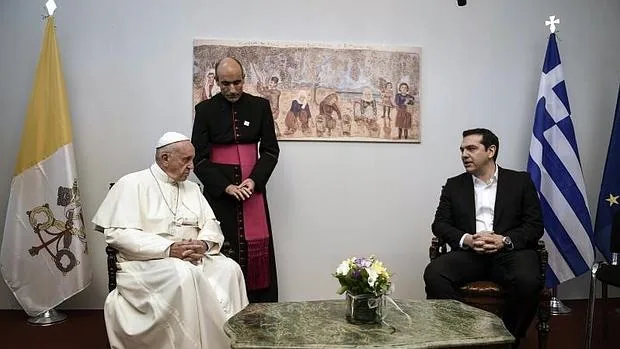 El Papa pide en Lesbos «que todos nuestros hermanos y hermanas de Europa vengan a ayudaros»