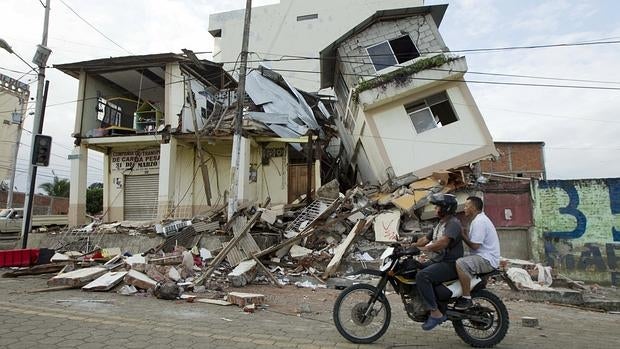 Un motorista circula por una calle de Pedernales, Ecuador