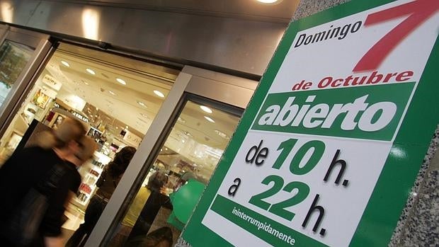 Los españoles queremos salir a las 18.00 horas del trabajo, pero que haya servicios que se mantengan abiertos las 24 horas o casi. La razón, dicen las empresas, son los turnos