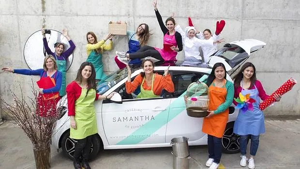 Samantha Vallejo-Nágera posa con su colorido equipo de chicas