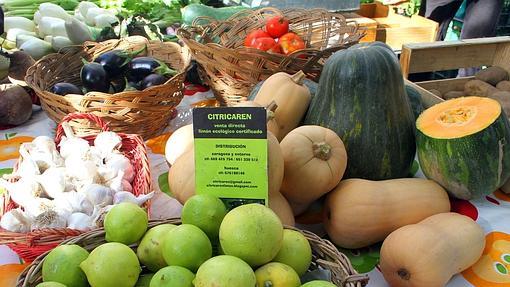 Mercado con un puesto de productos ecológicos