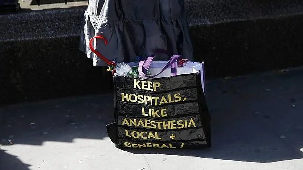 Una mujer porta un eslogan en su bolsa de mano sobre la huelga de médicos residentes en Inglaterra, este martse 26 de abril en Londres